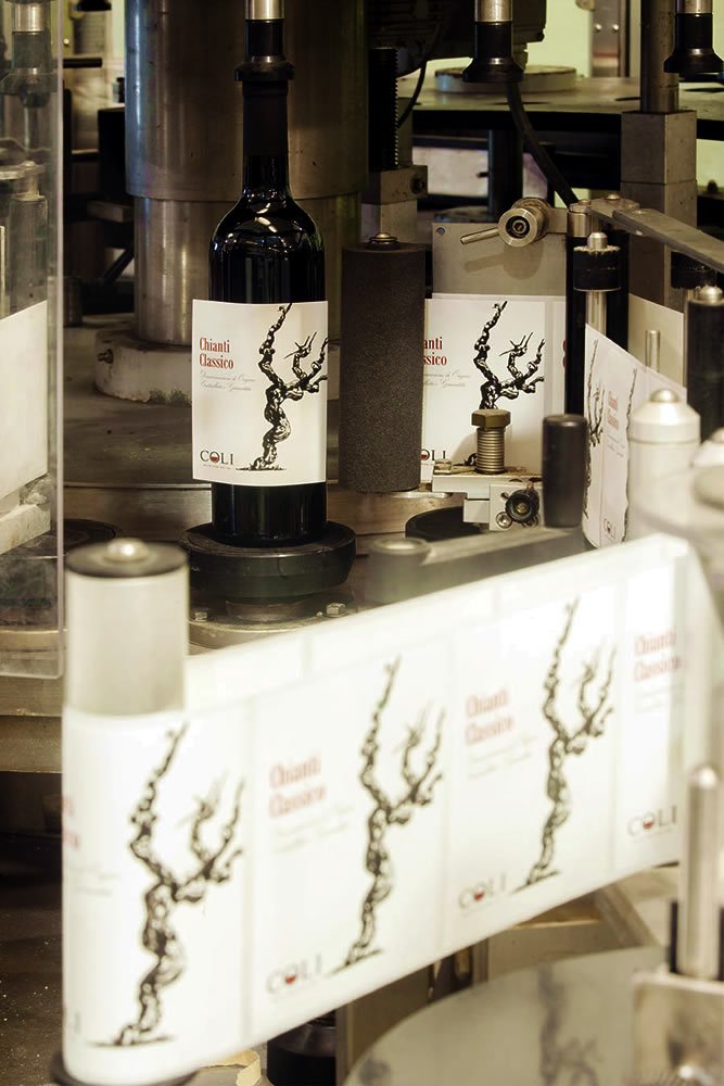Tìm hiểu thương hiệu rượu vang Coli – Nghệ Thuật Rượu Vang Truyền Thống Ý Từ 1921 | Wine Home Rượu Vang Nhập Khẩu Phân đoạn đóng chai bên trong nhà máy của Coli
