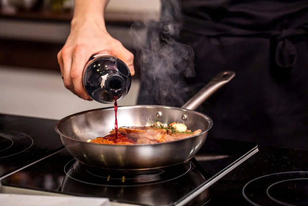 NẤU ĂN VỚI RƯỢU VANG – BÍ QUYẾT BIẾN MÓN ĂN TRỞ NÊN ĐẲNG CẤP | Wine Home Rượu Vang Nhập Khẩu NẤU ĂN VỚI RƯỢU VANG