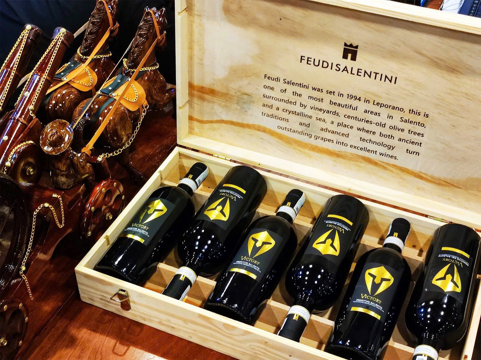 Mua 6 chai vang Ý Victory Primitivo – Nhận quà phong thủy “Song Mã Cát Tường”