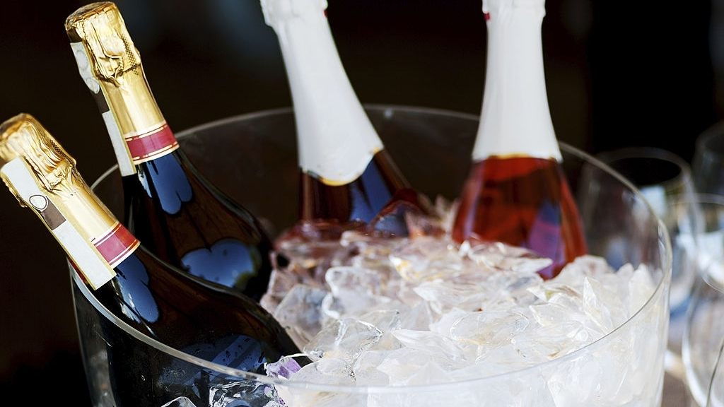 Có nên thưởng thức rượu vang cùng với đá?