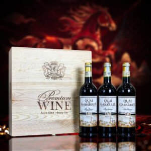 Hộp quà rượu vang 3 chai Quai des Gabarres – Phiên bản hộp gỗ mộc sang trọng, quà tặng cao cấp từ Pháp | Rượu Vang Wine Home Hộp quà rượu vang 3 chai Quai des Gabarres