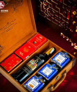 Hộp Quà Tết Rượu Hạt 3 Ngăn Da Nâu Classic 02 – Món Quà Tết Sang Trọng, Tinh Tế & Đẳng Cấp 2026 | Rượu Vang Wine Home Hộp Quà Tết Rượu Hạt 3 Ngăn Da Nâu Classic 02