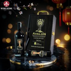 Hộp quà rượu vang 2 chai Avalon Primitivo di Manduria Old Vines – Món quà sang trọng kèm hộp gỗ sơn mài cao cấp từ Wine Home | Rượu Vang Wine Home Hộp quà rượu vang 2 chai Avalon Primitivo di Manduria Old Vines