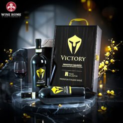 Hộp quà rượu vang 2 chai Victory Primitivo Salento – Phiên bản hộp gỗ sơn mài cao cấp sang trọng từ Wine Home | Rượu Vang Wine Home Hộp quà rượu vang 2 chai Victory Primitivo Salento