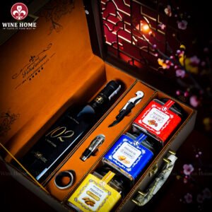 Hộp Quà Tết Rượu Hạt Hộp Da Vali Họa Tiết Vô Lăng 01 – Siêu Phẩm Quà Tặng Doanh Nghiệp Cao Cấp 2026 | Rượu Vang Wine Home Hộp Quà Tết Rượu Hạt Hộp Da Vali Họa Tiết Vô Lăng 01