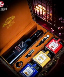 Hộp Quà Tết Rượu Hạt Hộp Da Nâu Vali 01 – Quà Tết Doanh Nghiệp Sang Trọng & Đẳng Cấp 2026 | Rượu Vang Wine Home Hộp Quà Tết Rượu Hạt Hộp Da Nâu Vali 01