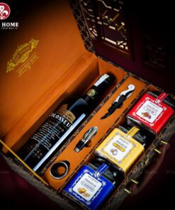 Hộp Quà Tết Rượu Hạt Hộp Da Nâu Vali 04 – Quà Tết Doanh Nghiệp Sang Trọng & Đẳng Cấp 2026 | Rượu Vang Wine Home Hộp Quà Tết Rượu Hạt Hộp Da Nâu Vali 04