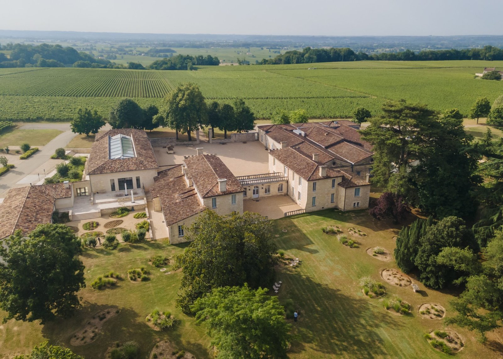 Château de Ferrand – Grand Cru Classé Thanh Lịch Của Saint-Émilion Bordeaux | Rượu Vang Wine Home Château de Ferrand – Di Sản Hơn 300 Năm Giữa Vùng Saint-Émilion Danh Giá